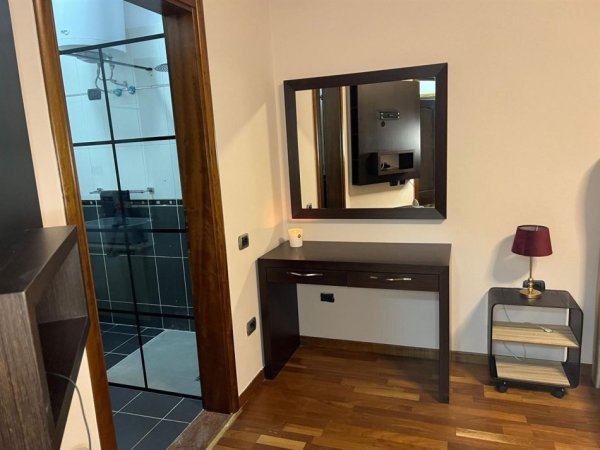 Tirane, jepet me qera apartament duplex 3+1 , 150 m² 1.000 € 