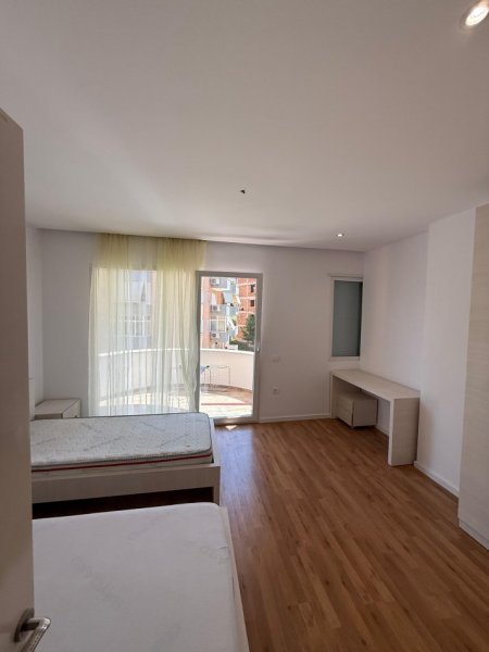 Tirane, jepet me qera apartament 2+1+Ballkon Kati 3, 100 m² 550 € (Kopshti Botanik)