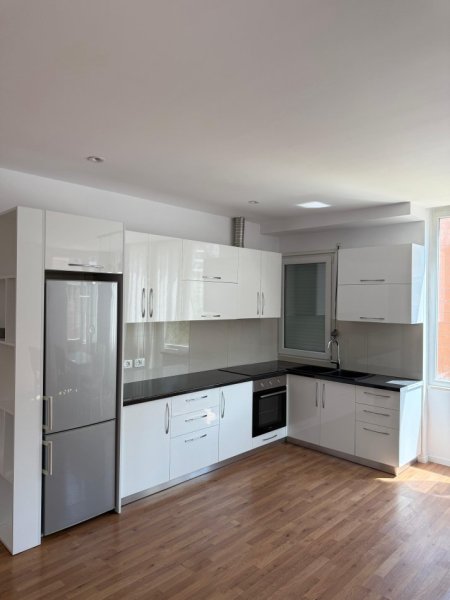 Tirane, jepet me qera apartament 2+1+Ballkon Kati 3, 100 m² 550 € (Kopshti Botanik)