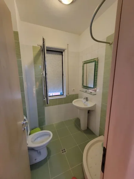 Tirane, jap me qera apartament 2+1+Ballkon Kati 6, 121 m² 120 € (Rruga Kadri Kerciku Qytet Studenti)