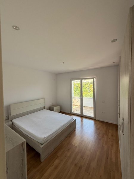Tirane, jepet me qera apartament 2+1+Ballkon Kati 3, 100 m² 550 € (Kopshti Botanik)