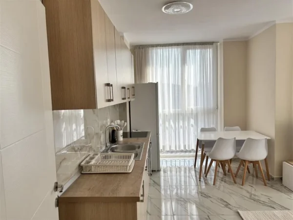 Tirane, jepet me qera apartament 1+1+Ballkon Kati 7, 62 m² 550 € (YZBERISHT)