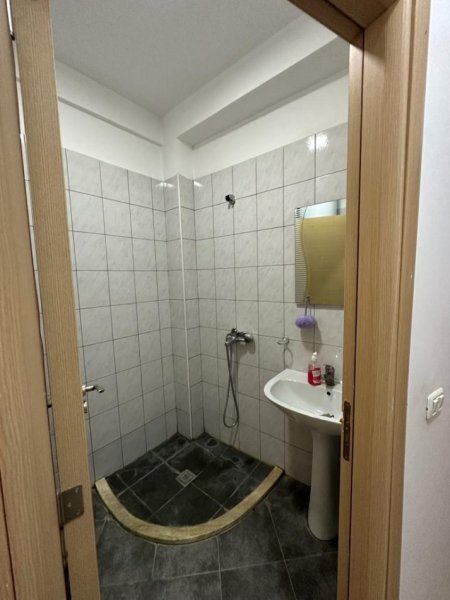Tirane, jepet me qera apartament 1+1 Kati 5, 60 m² 430 € (Supermarket Aldi, Fondacioni Eleonor)