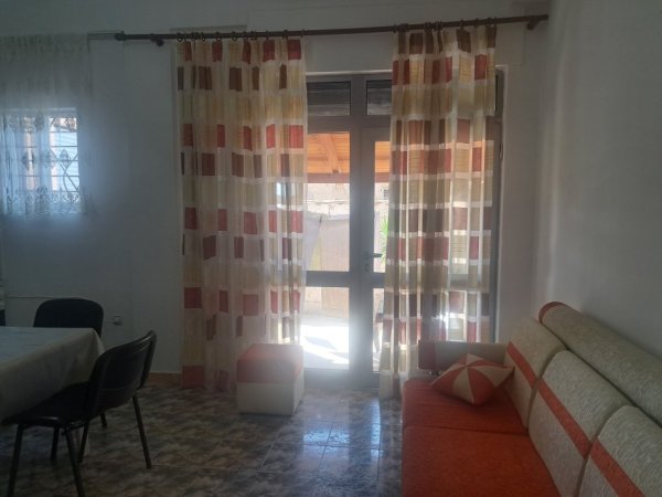 Vlore, jepet me qera shtepi 1+1 Kati 0, 70 m² 35 € (Rruga Lef Salata, prane ujesjellesit - 5 min nga Porti)