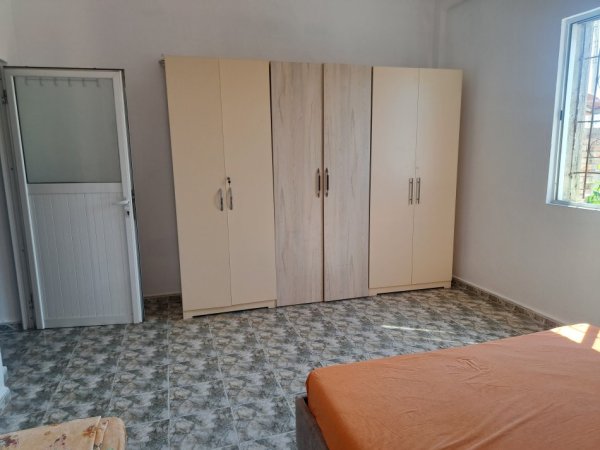 Vlore, jepet me qera shtepi 1+1 Kati 0, 70 m² 35 € (Rruga Lef Salata, prane ujesjellesit - 5 min nga Porti)