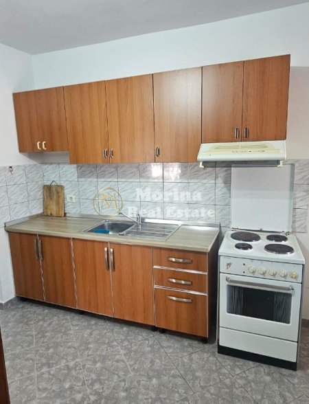 Tirane, jepet me qera apartament 1+1 Kati 1, 65 m² 500 € (Ish Parku autobuzave)
