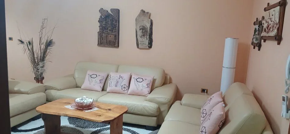 Tirane, jepet me qera apartament 2+1+Ballkon Kati 1, 130 m² 400 € (SHKOZE)