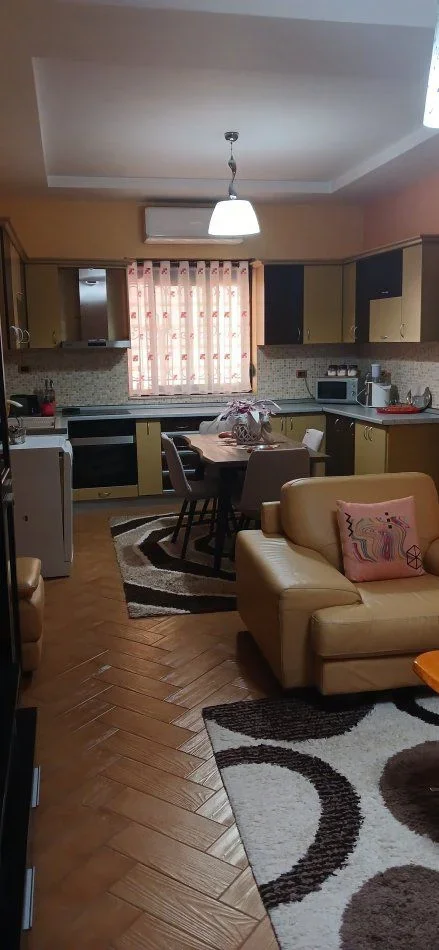 Tirane, jepet me qera apartament 2+1+Ballkon Kati 1, 130 m² 400 € (SHKOZE)