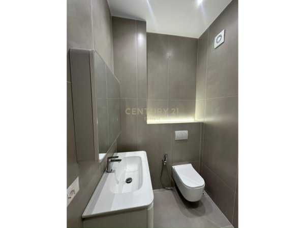 Tirane, jepet me qera zyre Kati 1, 55 m² 500 € (Pas Kompleksit Usluga)