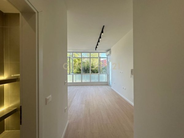 Tirane, jepet me qera zyre Kati 1, 55 m² 500 € (Pas Kompleksit Usluga)