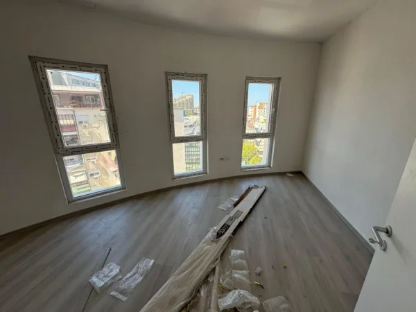 Tirane, jepet me qera ambjent biznesi Kati 6, 150 m² 2.000 € 