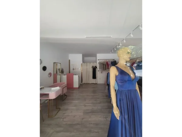 Tirane, shes ambjent biznesi Kati 0, 37 m² 83.000 € (Fresku)