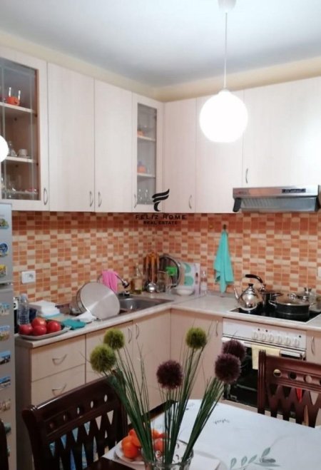 Tirane, jepet me qera apartament 2+1 Kati 3, 98 m² 600 € (PRANE EHW)