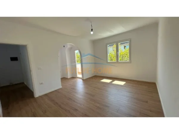 Tirane, shitet apartament 2+1+Ballkon Kati 4, 73 m² 129.000 € (Rruga Kongresi Manastirit)