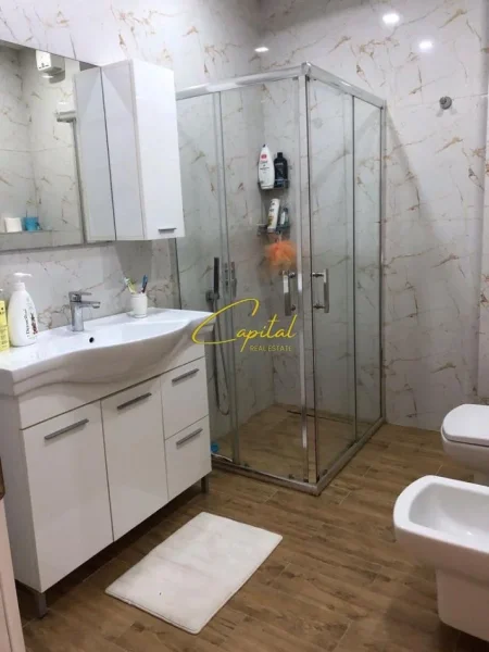 Tirane, shitet apartament 2+1+Ballkon Kati 5, 127 m² 160.000 € (FRESKU)