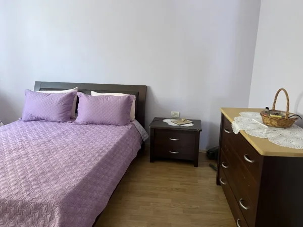 Elbasan, jepet me qera shtepi 2+1+Ballkon Kati 1, 1 m² 300€ (Rruga Hasan Bajraktari, Lagja Shenkoll ,afer kishes Shenkoll)