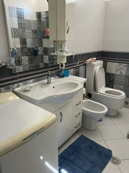 Elbasan, jepet me qera shtepi 2+1+Ballkon Kati 1, 1 m² 300€ (Rruga Hasan Bajraktari, Lagja Shenkoll ,afer kishes Shenkoll)