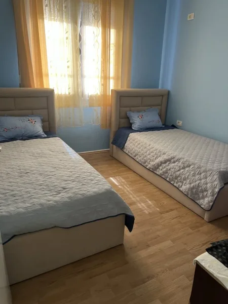Elbasan, jepet me qera shtepi 2+1+Ballkon Kati 1, 1 m² 300€ (Rruga Hasan Bajraktari, Lagja Shenkoll ,afer kishes Shenkoll)