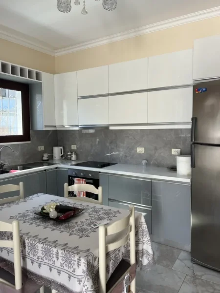 Elbasan, jepet me qera shtepi 2+1+Ballkon Kati 1, 1 m² 300€ (Rruga Hasan Bajraktari, Lagja Shenkoll ,afer kishes Shenkoll)