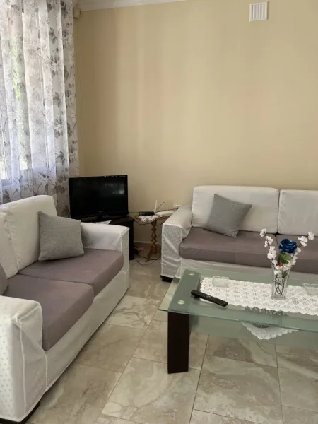 Elbasan, jepet me qera shtepi 2+1+Ballkon Kati 1, 1 m² 300€ (Rruga Hasan Bajraktari, Lagja Shenkoll ,afer kishes Shenkoll)