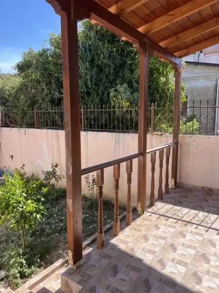 Elbasan, jepet me qera shtepi 2+1+Ballkon Kati 1, 1 m² 300€ (Rruga Hasan Bajraktari, Lagja Shenkoll ,afer kishes Shenkoll)