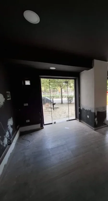 Tirane, jepet me qera dyqan Kati 0, 80 m² 2.600 € (RRUGA MUHAMET GJOLLESHA)