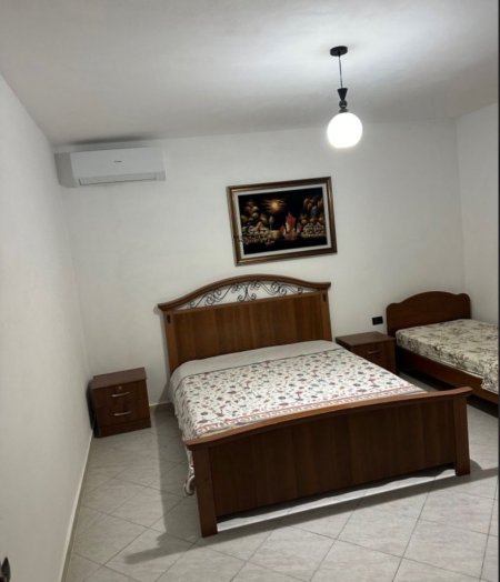 Tirane, jepet me qera apartament 1+1 Kati 1, 60 m² 480 € (KOMUNA PARISIT)