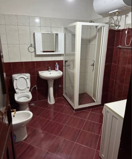 Tirane, jepet me qera apartament 1+1 Kati 1, 60 m² 480 € (KOMUNA PARISIT)
