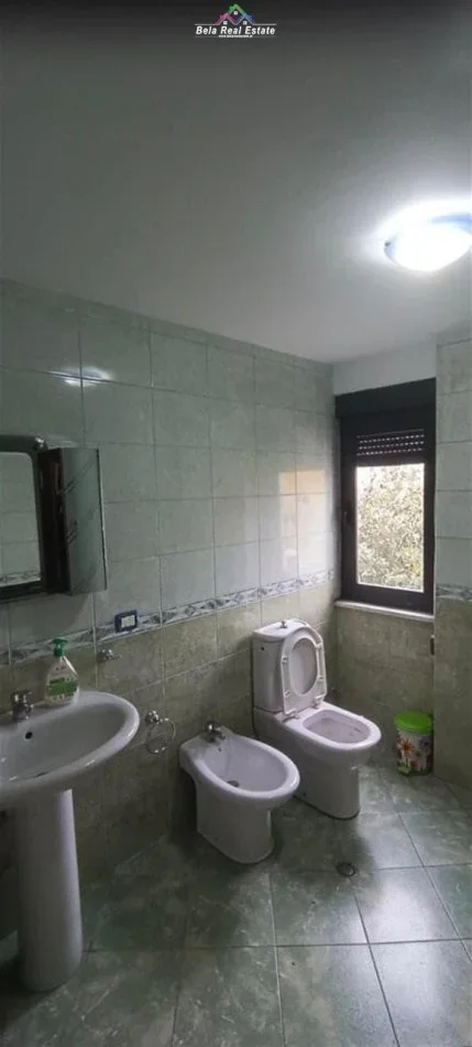 Tirane, jepet me qera zyre Kati 4, 132 m² 950 €/ neto  (qender)