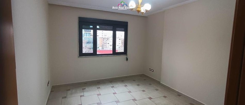 Tirane, jepet me qera zyre Kati 4, 132 m² 950 €/ neto  (qender)