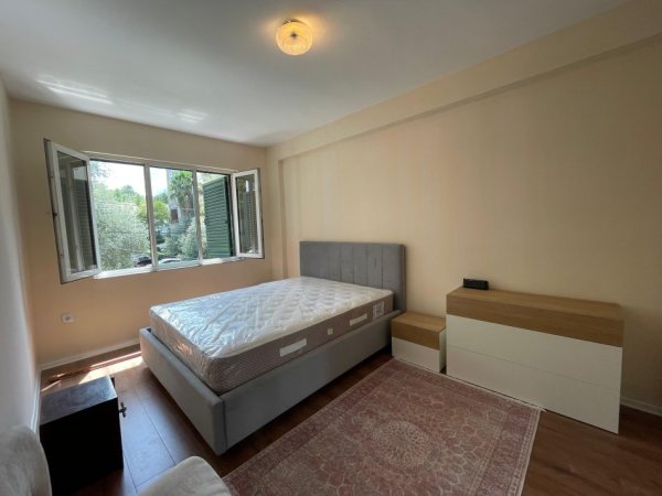 Tirane, jepet me qera apartament 3+1 , 120 m² 1.200 € 