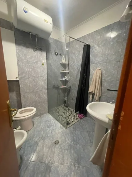 Tirane, shes apartament 3+1 Kati 3, 141 m² 250.000 € (mihal grameno)