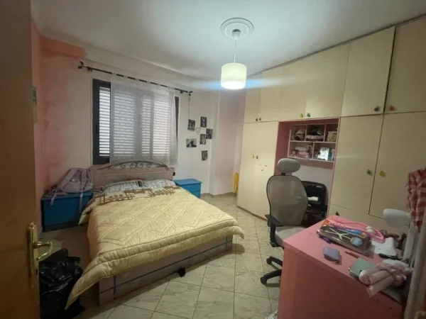 Tirane, shes apartament 3+1 Kati 3, 141 m² 250.000 € (mihal grameno)