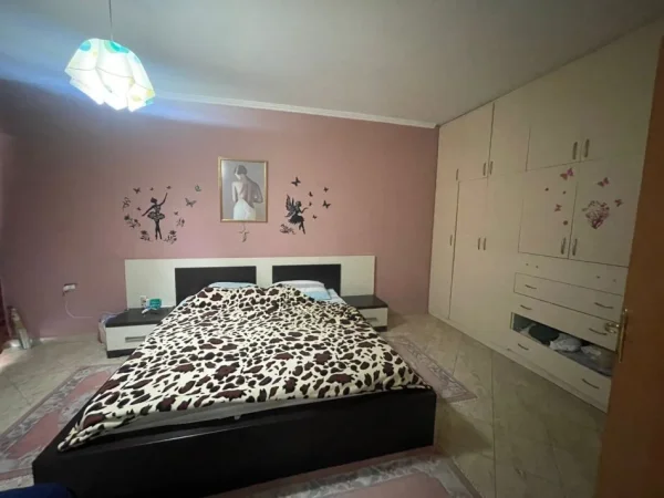 Tirane, shes apartament 3+1 Kati 3, 141 m² 250.000 € (mihal grameno)