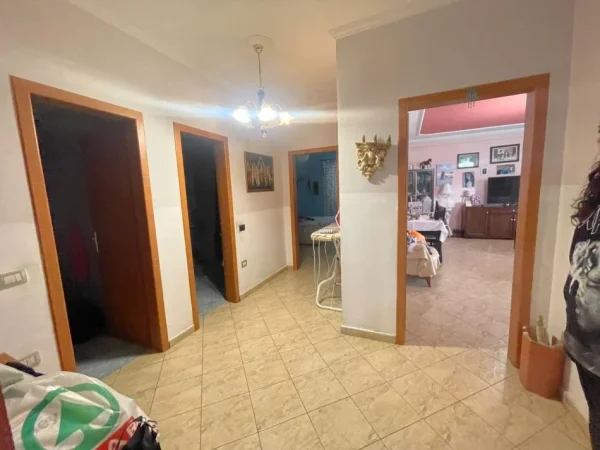 Tirane, shes apartament 3+1 Kati 3, 141 m² 250.000 € (mihal grameno)