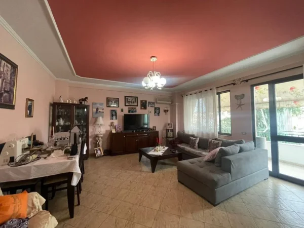 Tirane, shes apartament 3+1 Kati 3, 141 m² 250.000 € (mihal grameno)