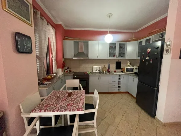 Tirane, shes apartament 3+1 Kati 3, 141 m² 250.000 € (mihal grameno)