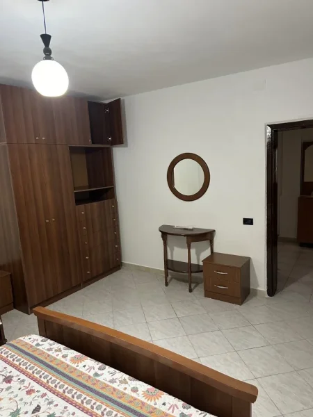 Tirane, jepet me qera apartament 1+1 Kati 1, 60 m² 480 € (Komuna e Parisit)