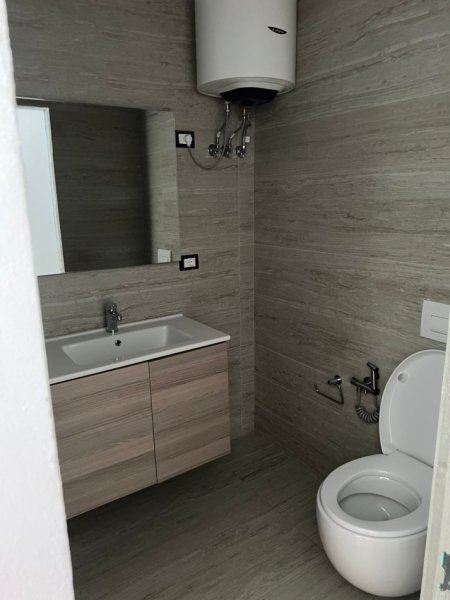 Tirane, jepet me qera apartament 1+1 Kati 1, 50 m² 500 € (Selitë)