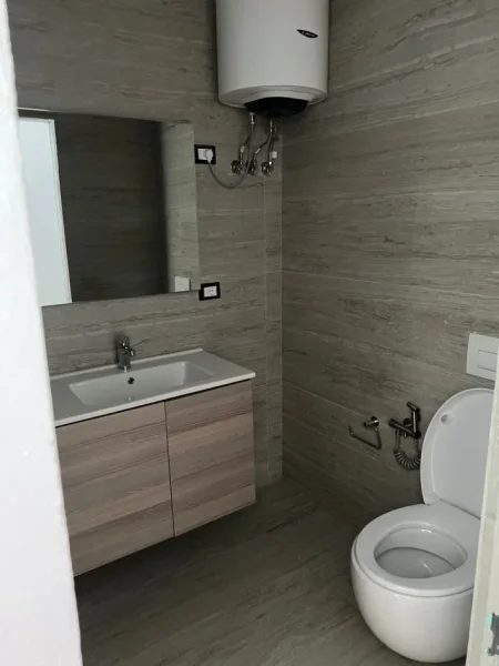 Tirane, jepet me qera apartament 1+1 Kati 1, 50 m² 500 € (Selitë)