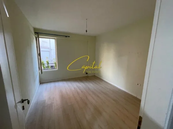 Tirane, shitet apartament 2+1+Ballkon Kati 1, 110 m² 143.000 € (FRESKU)