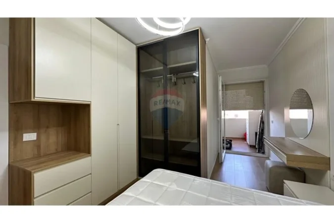 Tirane, jepet me qera apartament 2+1+Ballkon , 92 m² 650 € 