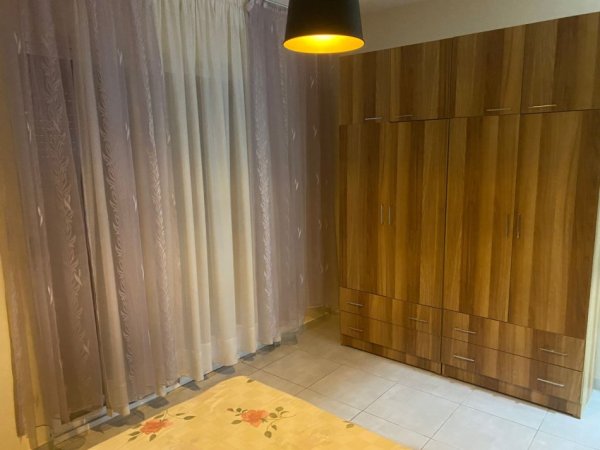 Tirane, jepet me qera apartament 3+1+Ballkon Kati 2, 128 m² 500 € (tek restorant Fresku Tirane.)