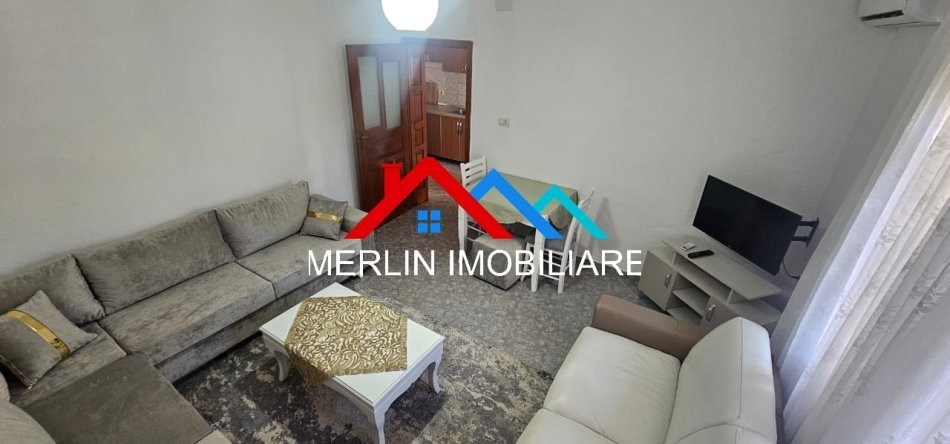 Tirane, jepet me qera apartament 1+1 Kati 1, 72 m² 550 € (ISH PARKU I AUTOBUZAVE)