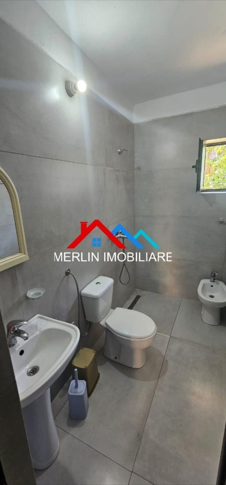 Tirane, jepet me qera apartament 1+1 Kati 1, 72 m² 550 € (ISH PARKU I AUTOBUZAVE)