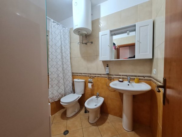 Tirane, jepet me qera apartament 1+1+Ballkon Kati 2, 69 m² 750 € (Rruga Maliq Muco, shkolla Sinan Tafaj)