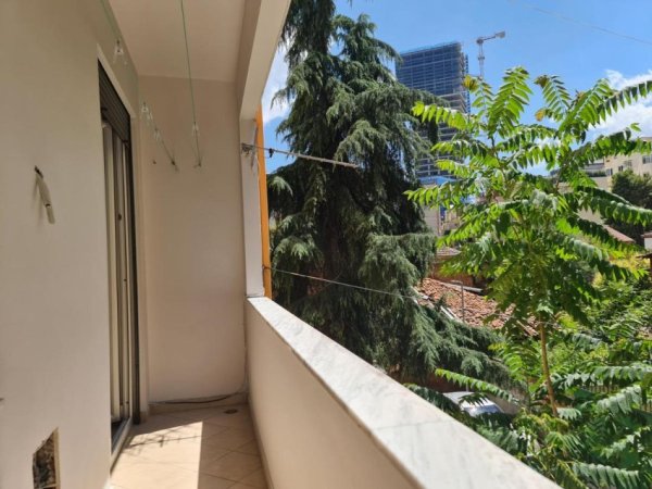 Tirane, jepet me qera apartament 1+1+Ballkon Kati 2, 69 m² 750 € (Rruga Maliq Muco, shkolla Sinan Tafaj)