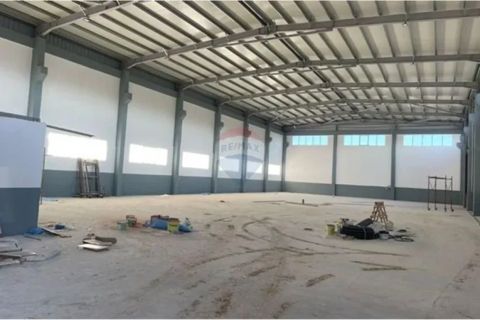 Tirane, jepet me qera magazine Kati 0, 2.500 m² 4.000 € 