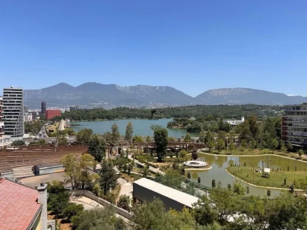 Tirane, jepet me qera apartament 3+1 Kati 3, 140 m² 1.800 € (PRANE KULLAVE TE LIQENIT)