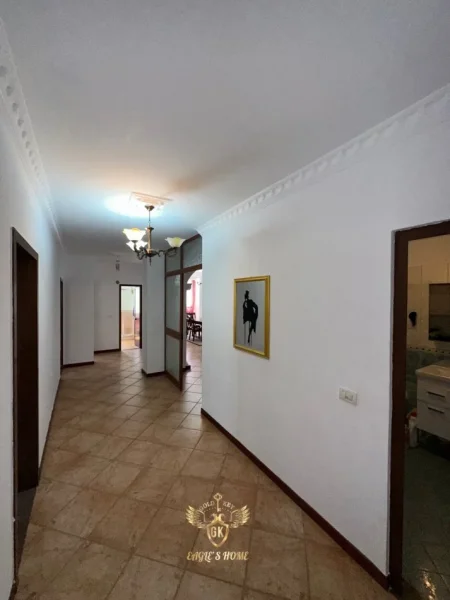 Durres, shes apartament 2+1+Ballkon Kati 1, (MUNDESI NDARJE OSE SHFRYTZIM PER KLINIKA ,LAB ETJ)